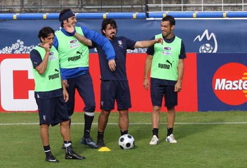 Gennaro Ringhio Gattuso scherza in allenamento con i compagni... ;)